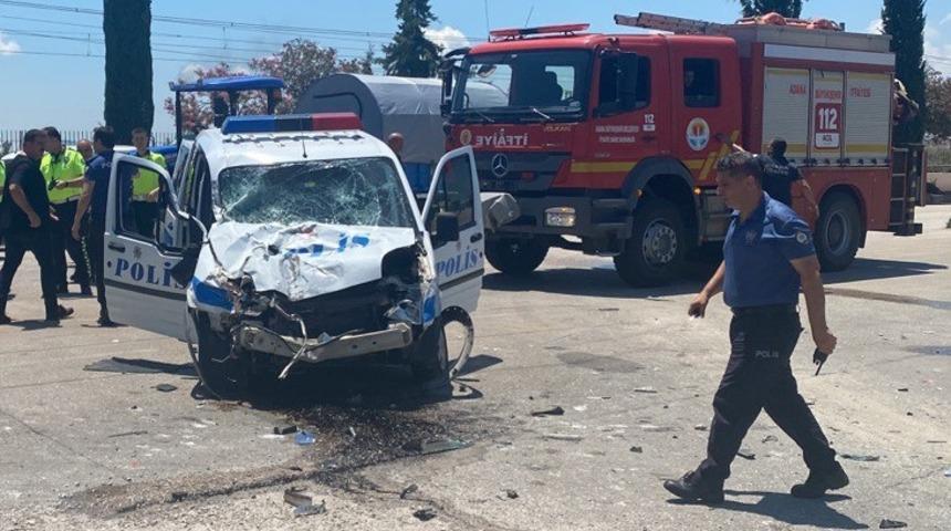 Adana'da tırla çarpışan ekip aracındaki iki polis yaralandı