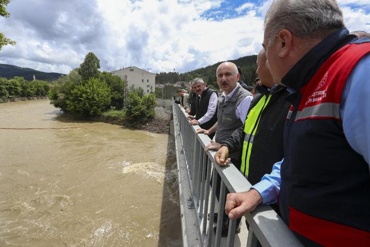 Bakan Karaismailoğlu selden etkilenen Kastamonu'nun ilçelerinde incelemede bulundu G3