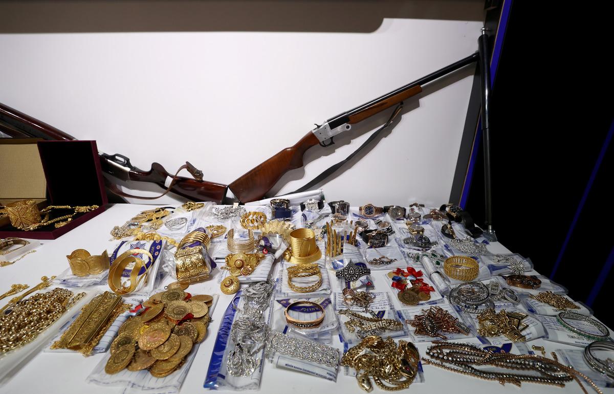 "Demir Yumruk" operasyonunda 8 bin 690 banka hesabı ile bir &ouml;zel u&ccedil;ağa el konuldu