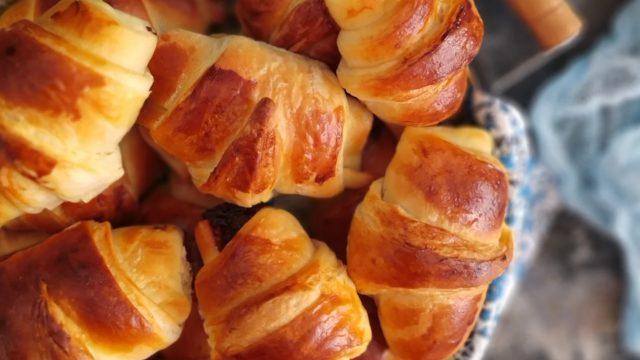 Fransız mutfağının vazgeçilmezi kruvasan poğaça tarifi! Evde en pratik kruvasan poğaça nasıl yapılır? İşte yapılışı ve malzemeleri