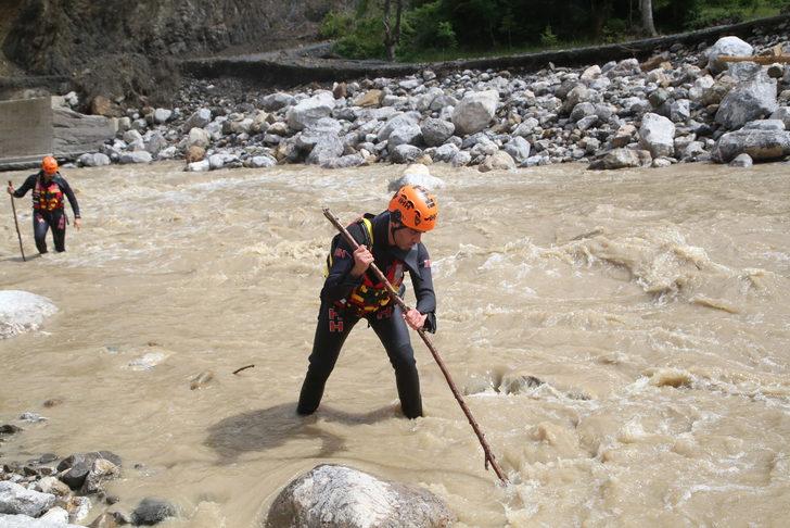 Kastamonu'da sele kapılan genci arama çalışmaları sürüyor G3