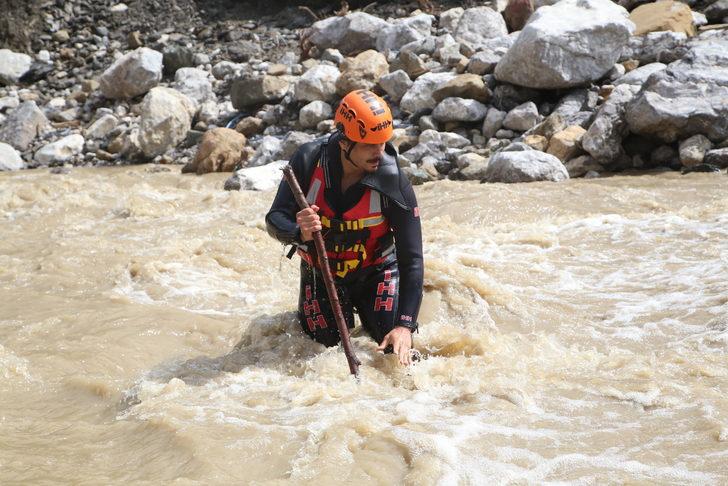 Kastamonu'da sele kapılan genci arama çalışmaları sürüyor G5