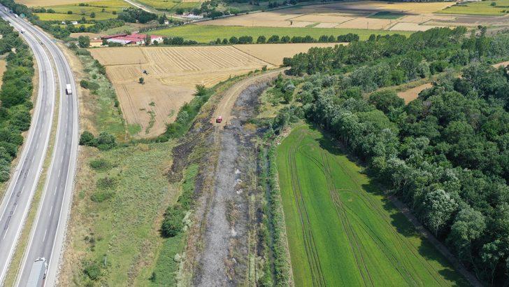 Edirne'de otlukta çıkan yangın ekili arazilere sıçramadan söndürüldü G3