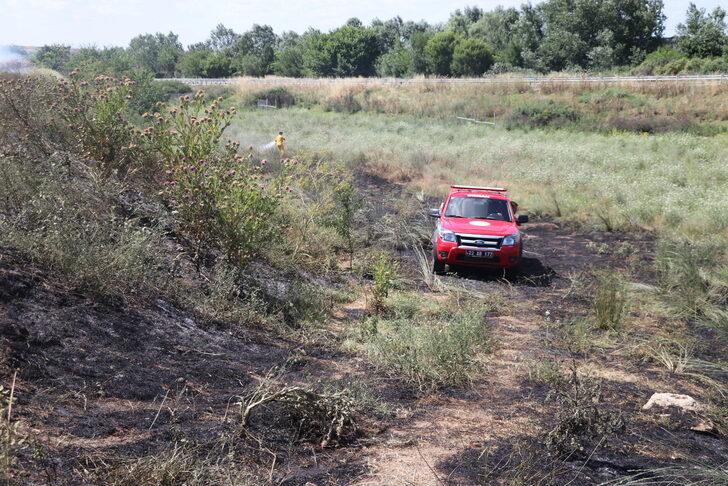 Edirne'de otlukta çıkan yangın ekili arazilere sıçramadan söndürüldü G4