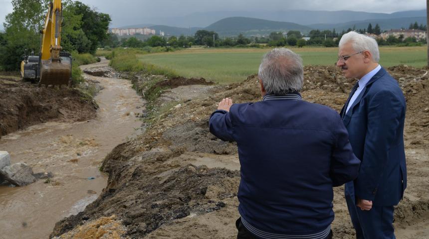 Bolu Valisi Kılıç, su taşkınından etkilenen bölgelerdeki çalışmaları inceledi: