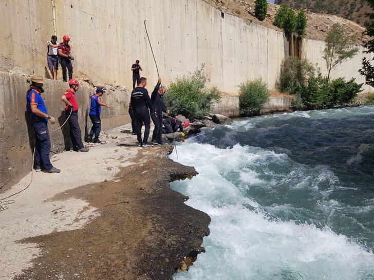 Müküs Çayı'nda kaybolan hemşireyi arama çalışması sürüyor G5