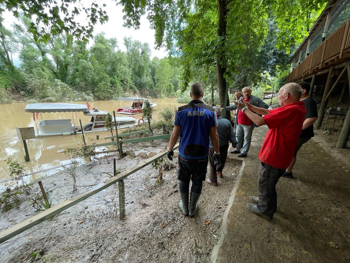 Bartın'da su alan gezi teknesi itfaiye ekiplerince kurtarıldı