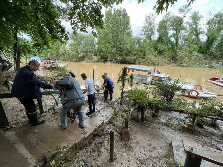 Bartın'da su alan gezi teknesi itfaiye ekiplerince kurtarıldı G2
