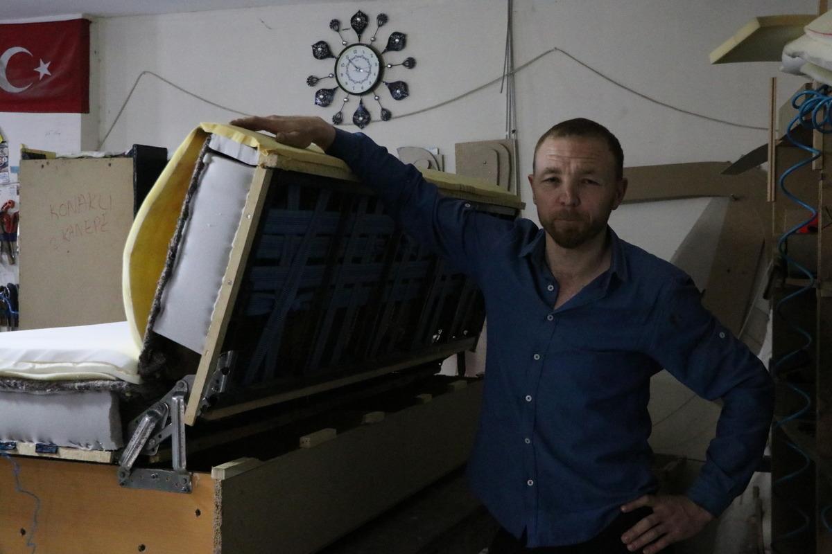 Niğde'de tamire getirilen kanepeden yaklaşık 110 bin lira değerinde altın &ccedil;ıktı