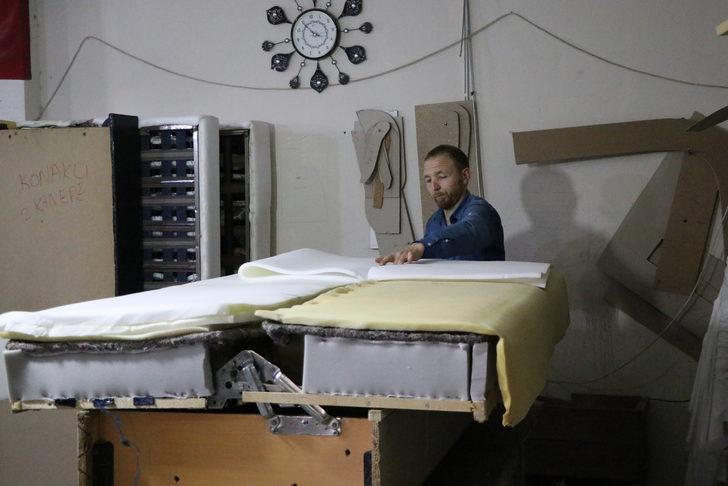 Niğde'de tamire getirilen kanepeden yaklaşık 110 bin lira değerinde altın çıktı G3