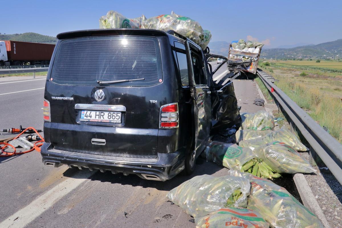 Osmaniye'de park halindeki kamyonete &ccedil;arpan minib&uuml;s&uuml;n s&uuml;r&uuml;c&uuml;s&uuml; &ouml;ld&uuml;