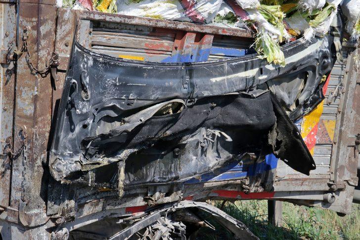 Osmaniye'de park halindeki kamyonete çarpan minibüsün sürücüsü öldü G2