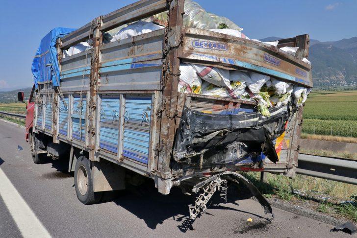 Osmaniye'de park halindeki kamyonete çarpan minibüsün sürücüsü öldü G3