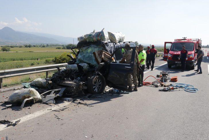 Osmaniye'de park halindeki kamyonete çarpan minibüsün sürücüsü öldü G4