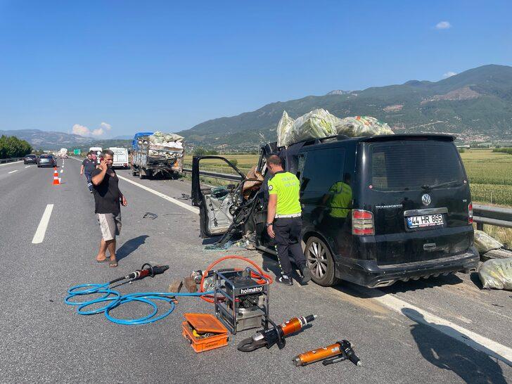 Osmaniye'de park halindeki kamyonete çarpan minibüsün sürücüsü öldü G5