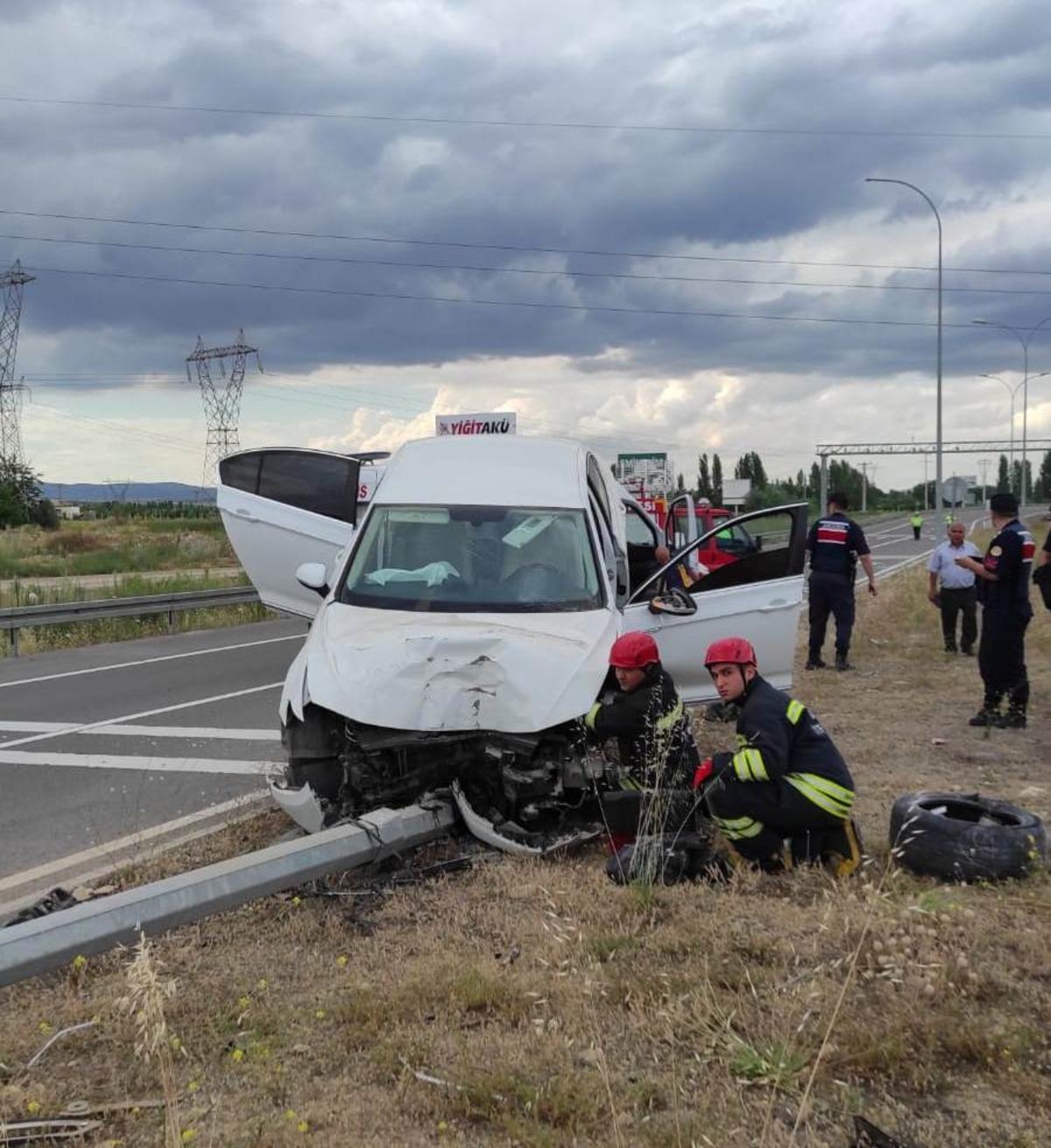 Konya'da lastiği patlayan otomobilin direğe &ccedil;arpması sonucu 6 kişi yaralandı