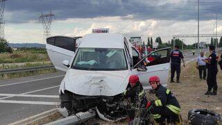 Konya'da lastiği patlayan otomobilin direğe çarpması sonucu 6 kişi yaralandı