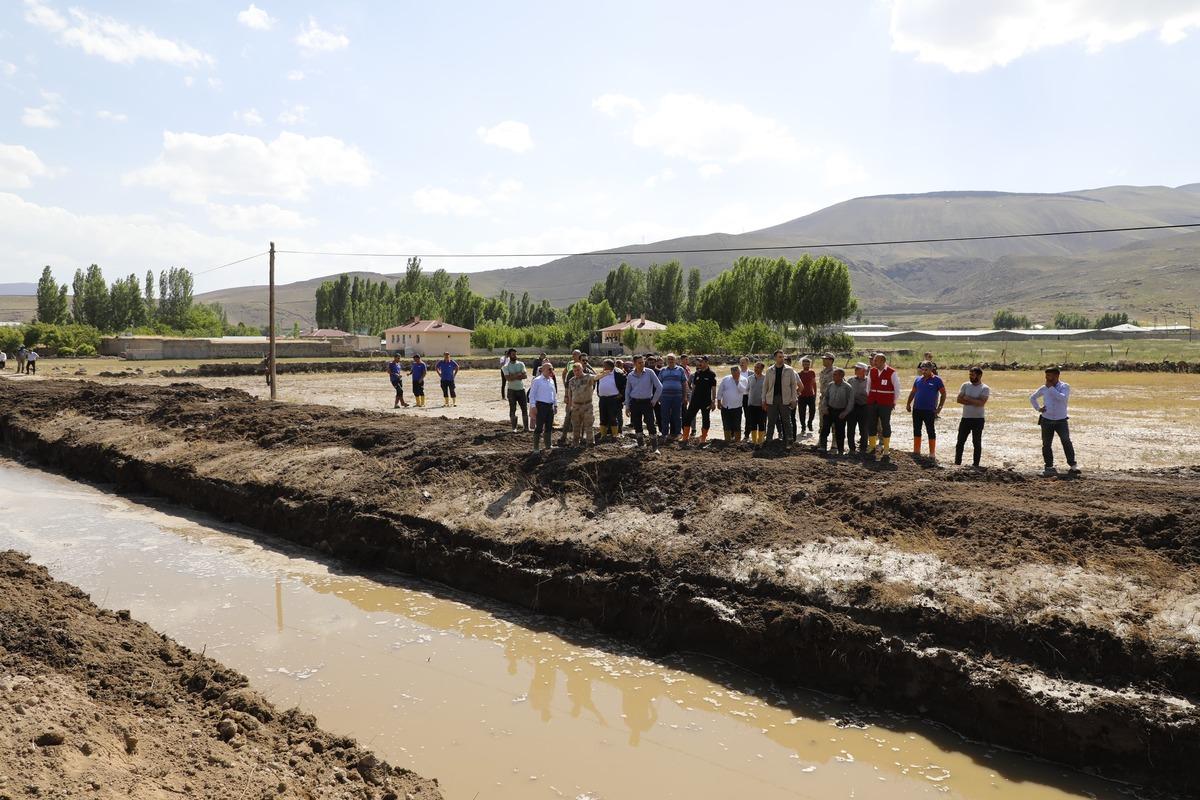 Ağrı Valisi Varol selden zarar g&ouml;ren k&ouml;ylerde incelemelerde bulundu