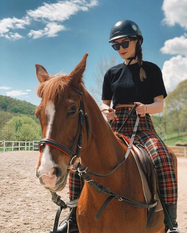 Çok Güzel Hareket 2 oyuncusu Fatma Tezcan deniz kıyısından bikinili poz verdi!