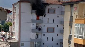 Evde korkunç yangın! Alt komşusu balkondan atlayan kadını havada tuttu