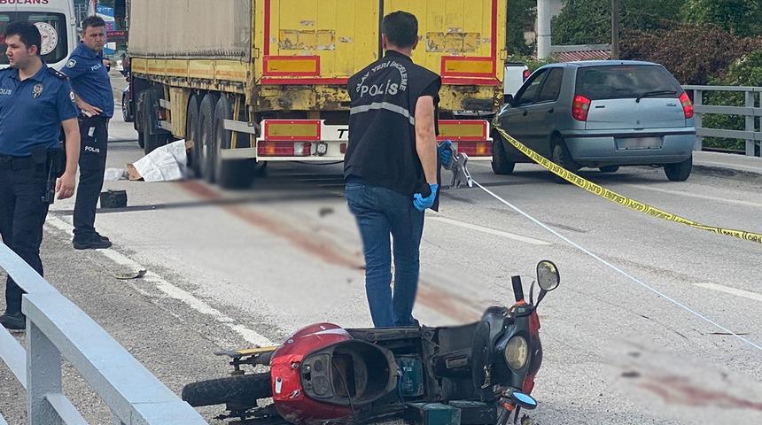 Düzce'de feci ölüm! Elektrikli bisiklet sürücüsü TIR'ın altında kaldı...