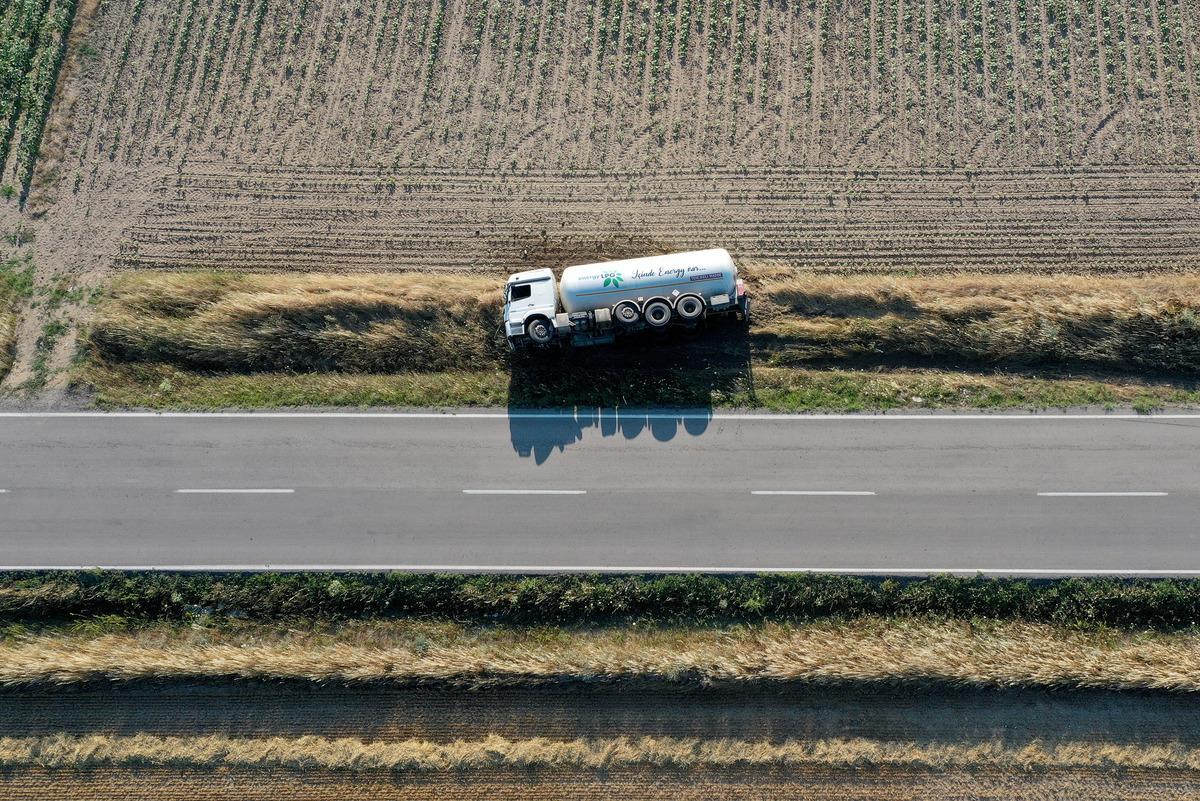 Edirne'de devrilen LPG y&uuml;kl&uuml; tanker nedeniyle il&ccedil;e yolu ulaşıma kapandı