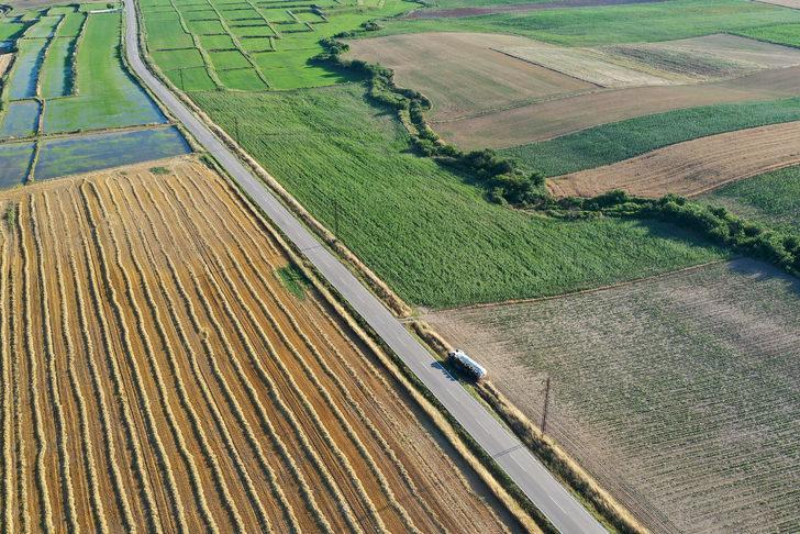 Edirne'de devrilen LPG yüklü tanker nedeniyle ilçe yolu ulaşıma kapandı G2