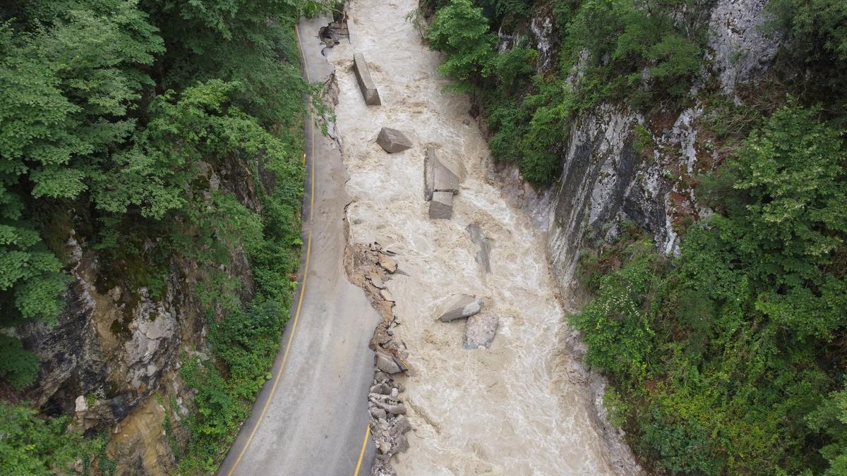 Karab&uuml;k'te selin yol a&ccedil;tığı tahribat havadan g&ouml;r&uuml;nt&uuml;lendi