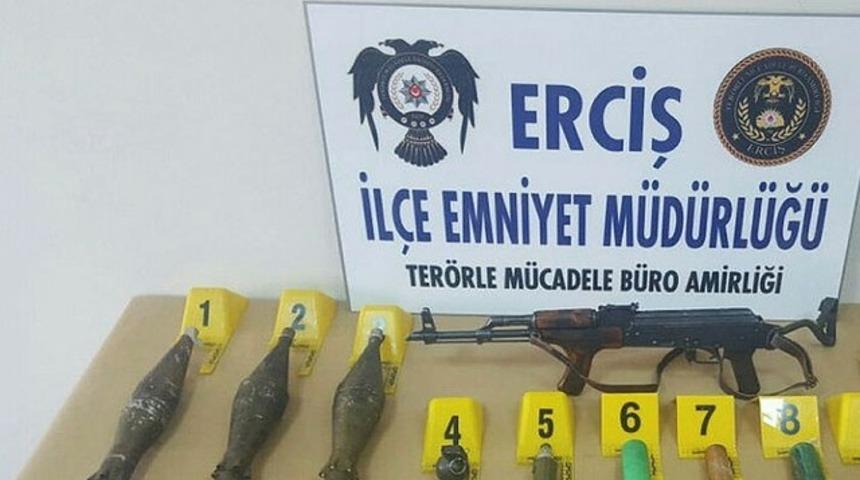 Van'da terk edilmiş ara&ccedil;tan cephanelik &ccedil;ıktı