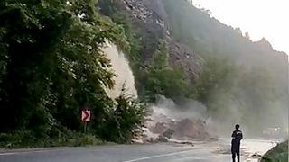 Karabük-Zonguldak kara yolu heyelan nedeniyle trafiğe kapandı