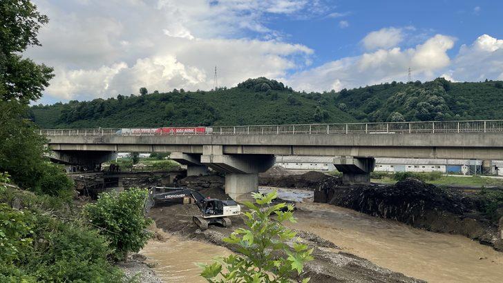 GÜNCELLEME - Düzce'de sele kapılan operatörü arama çalışmalarına ara verildi G4