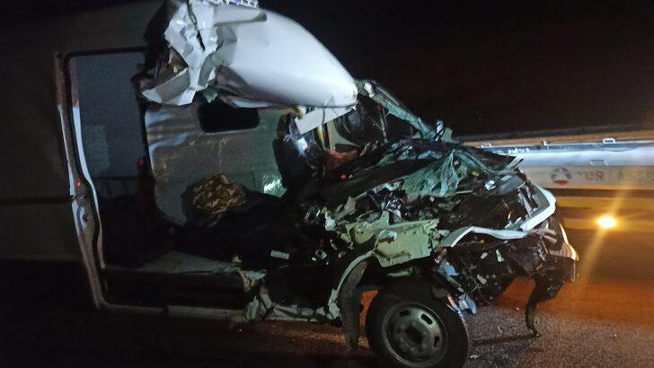 Manisa'da tıra arkadan çarpan kamyonetteki yolcu yaşamını yitirdi G2