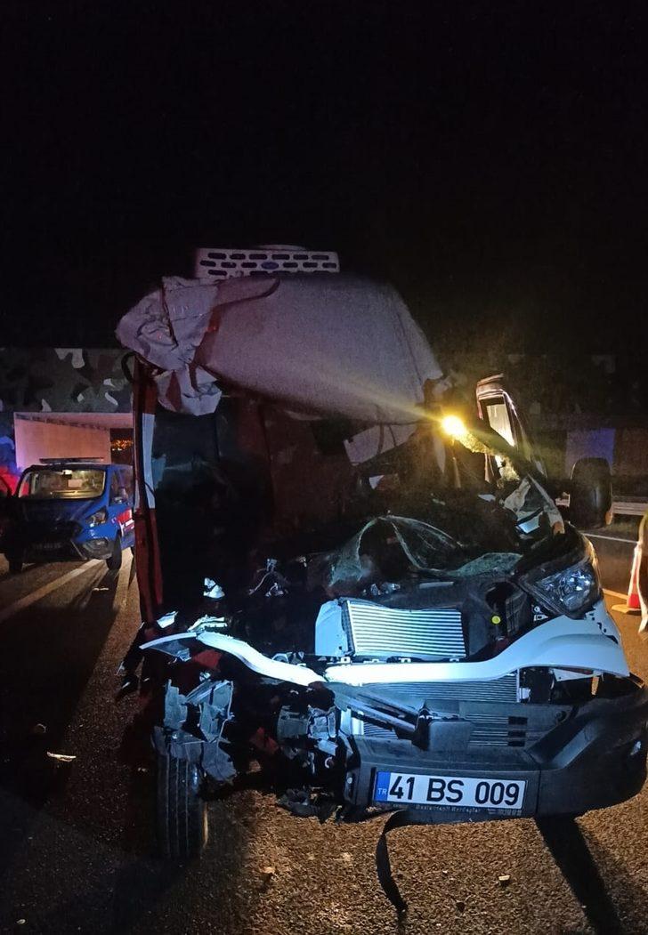 Manisa'da tıra arkadan çarpan kamyonetteki yolcu yaşamını yitirdi G3