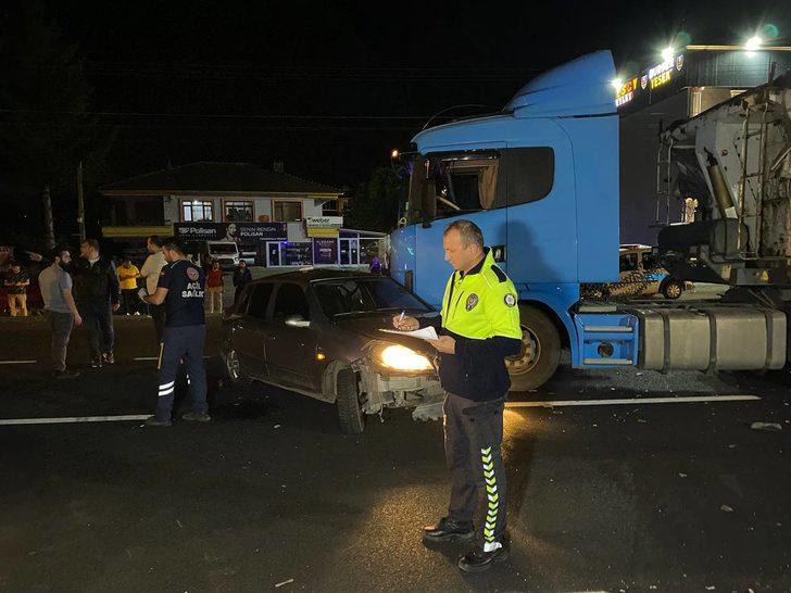 Düzce'de tırın otomobil ile taksiye çarptığı kazada 3 kişi yaralandı G5