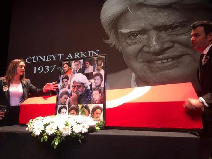 Son dakika! Cüneyt Arkın'a veda! Murat Arkın o replikle veda etti, Türkay Şoray tabuta kapanıp ağladı G4