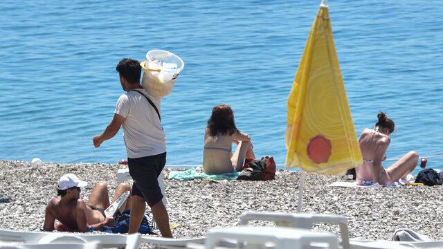 Dünyaca ünlü Konyaaltı Sahili'nde şaşırtan taktik! Seyyar satıcıların yaptığı 'pes' dedirtti