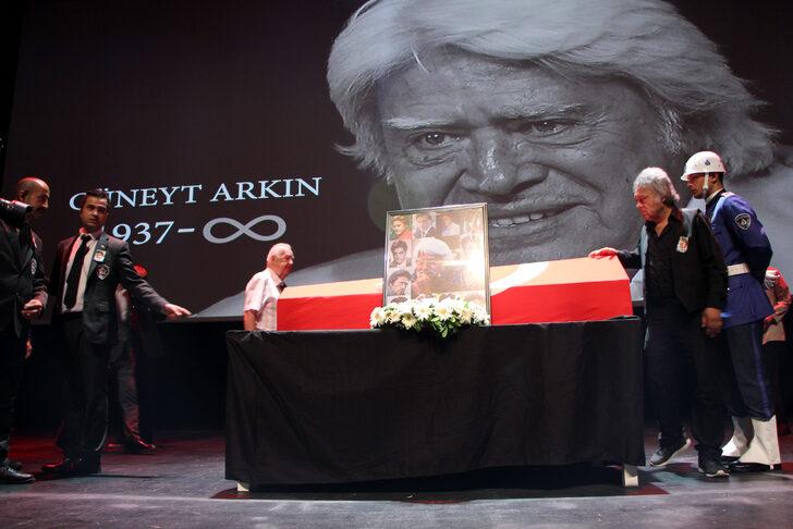Son dakika! Cüneyt Arkın'a veda! Murat Arkın o replikle veda etti, Türkay Şoray tabuta kapanıp ağladı G1