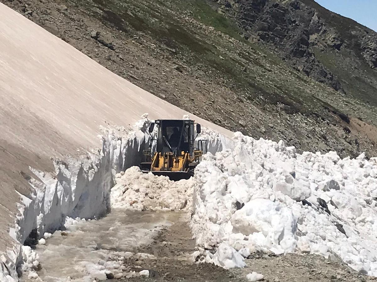 Bayburt'ta haziranın son g&uuml;n&uuml;nde karla m&uuml;cadele