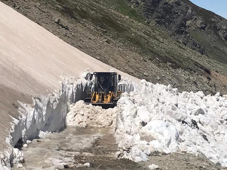 Bayburt'ta haziranın son gününde karla mücadele G1