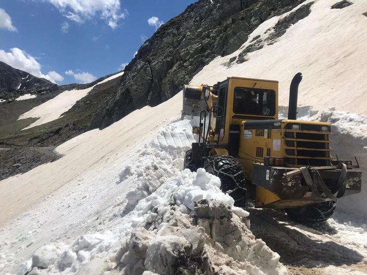 Bayburt'ta haziranın son gününde karla mücadele G2