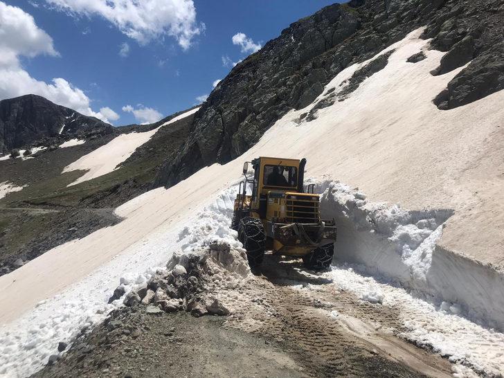 Bayburt'ta haziranın son gününde karla mücadele G3