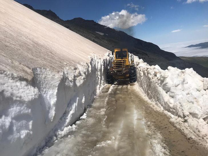 Bayburt'ta haziranın son gününde karla mücadele G4