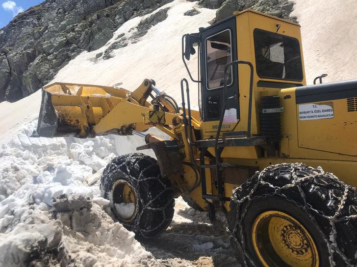 Bayburt'ta haziranın son gününde karla mücadele G5
