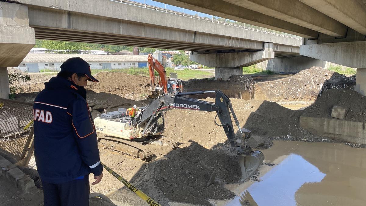 G&Uuml;NCELLEME - D&uuml;zce'de sele kapılan operat&ouml;r&uuml;n bulunması i&ccedil;in &ccedil;alışmalar s&uuml;r&uuml;yor