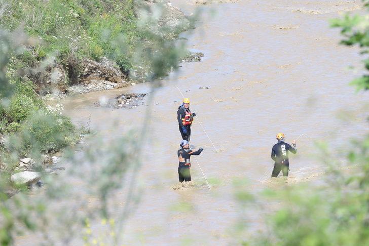 GÜNCELLEME - Düzce'de sele kapılan operatörün bulunması için çalışmalar sürüyor G2
