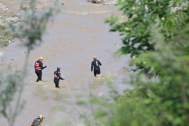 GÜNCELLEME - Düzce'de sele kapılan operatörün bulunması için çalışmalar sürüyor G3