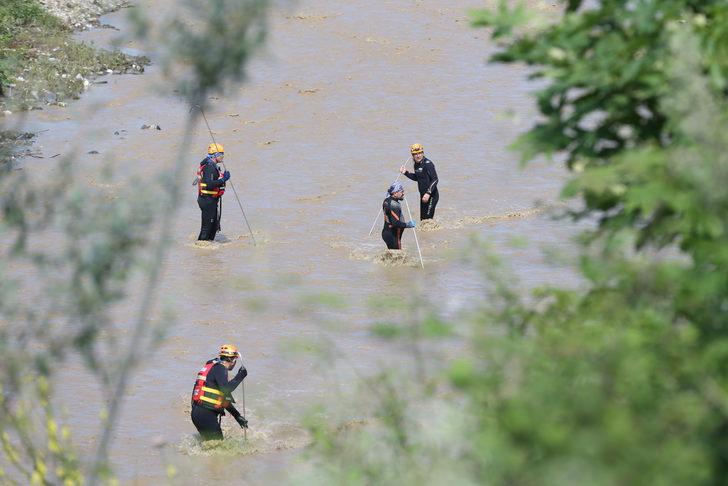 GÜNCELLEME - Düzce'de sele kapılan operatörün bulunması için çalışmalar sürüyor G4