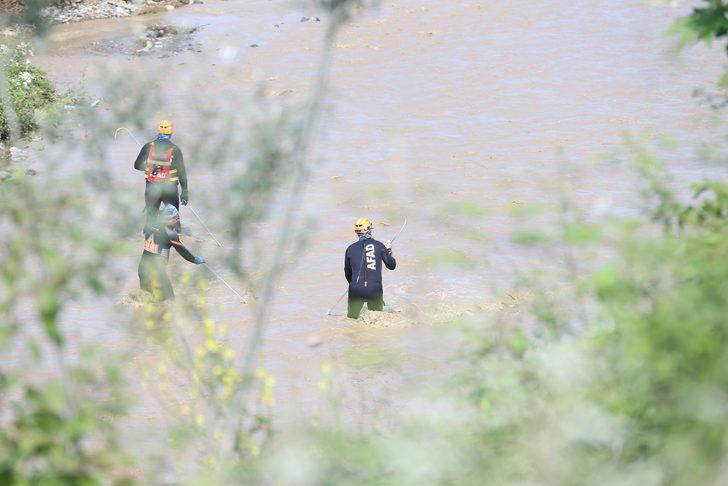 GÜNCELLEME - Düzce'de sele kapılan operatörün bulunması için çalışmalar sürüyor G5