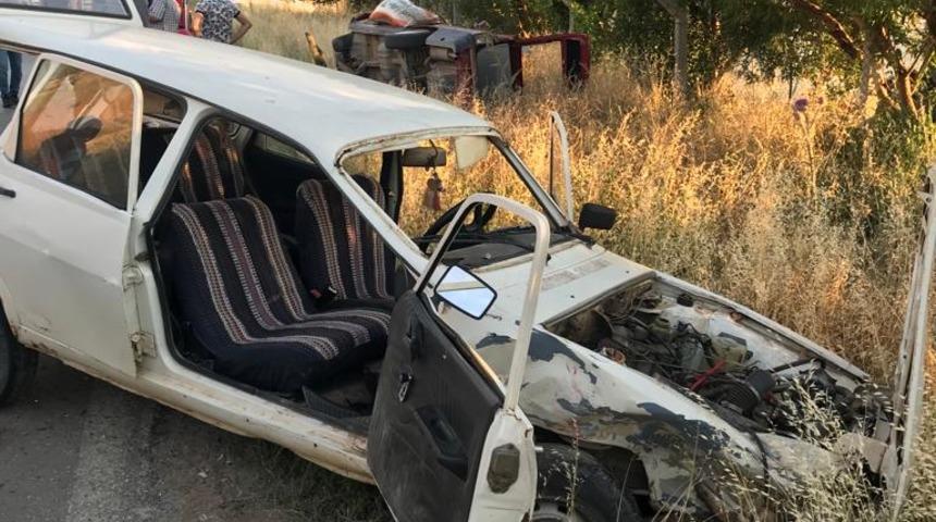 Denizli'de 2 otomobilin çarpıştığı kazada 1 bebek öldü, 4 kişi yaralandı