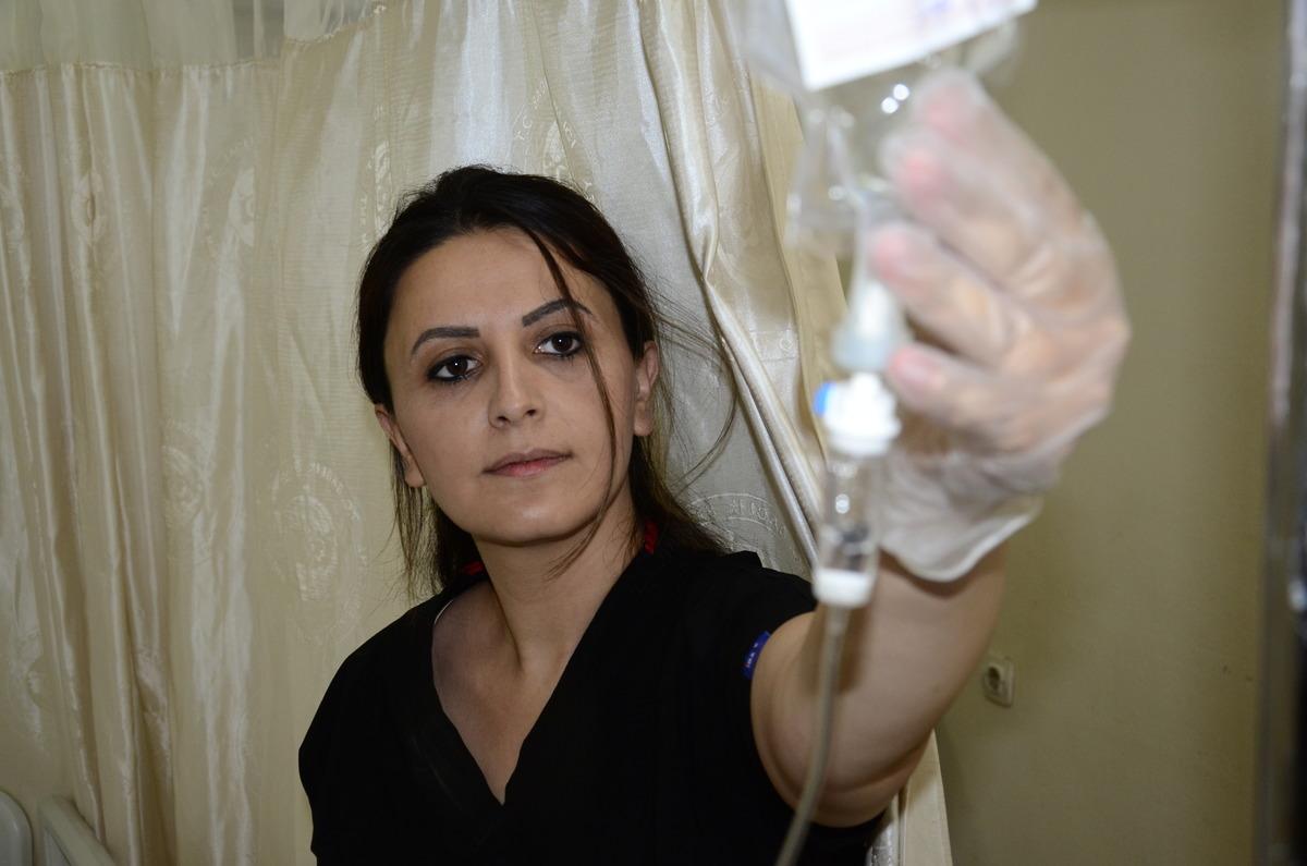 Kovid-19 i&ccedil;in mesleğine d&ouml;nen Aydınlı hemşire, ikinci &uuml;niversitesini birincilikle bitirdi